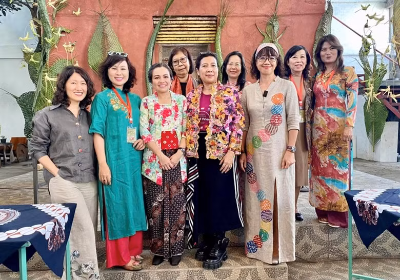 Dix peintres vietnamiennes présentent leurs œuvres à Sangkring Art Space Gallery ảnh 1