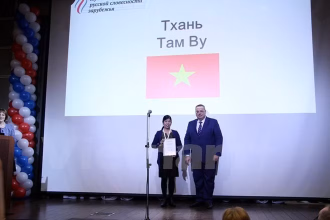 Une enseignante vietnamienne remporte deux récompenses de langue russe ảnh 1