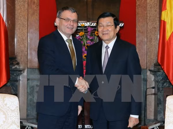 Le président Truong Tan Sang reçoit le ministre tchèque des AE ảnh 1