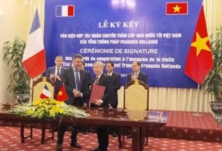 Vietnam-France : signature d’un mémorandum dans le secteur du transport et des communications ảnh 1