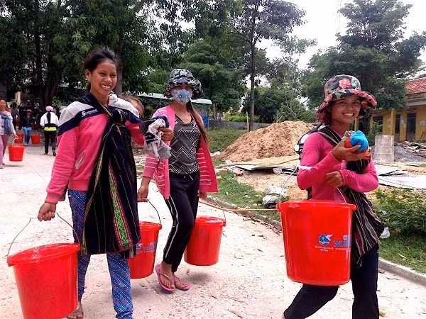 Remise de produits d'hygiène à des femmes pauvres de Kon Tum ảnh 1