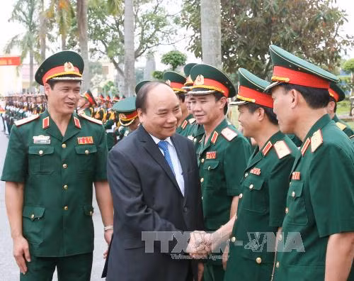 Le PM Nguyen Xuan Phuc travaille avec les cadres et soldats de la 3e zone militaire ảnh 1