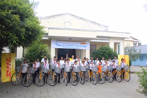 Dons de vélos du groupe DHL à des enfants pauvres ảnh 1
