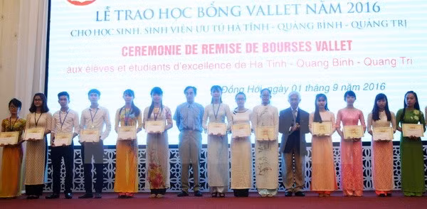 Bourses Vallet remises à des élèves et étudiants talentueux du Centre ảnh 1