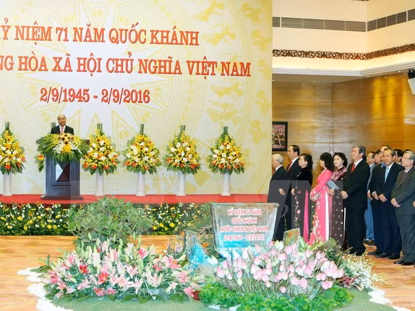 Le PM Nguyen Xuan Phuc donne un banquet à l’occasion de la Fête nationale ảnh 1