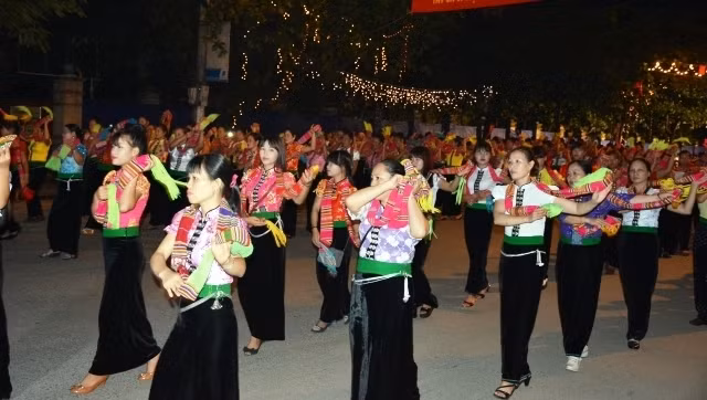 Yên Bai : ouverture de la Semaine culturelle et touristique de Muong Lo ảnh 1