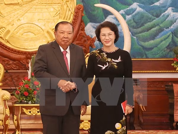 La présidente de l’AN du Vietnam rencontre le leader du Parti populaire révolutionnaire du Laos ảnh 1