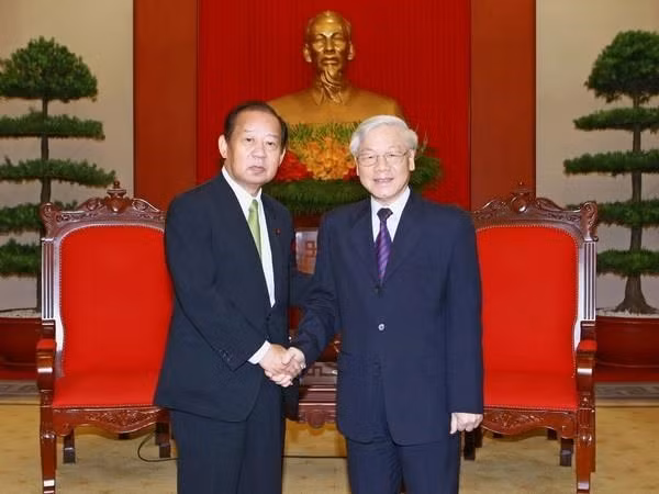 Le chef du PCV Nguyen Phu Trong reçoit le secrétaire général du PLD (Japon) ảnh 1