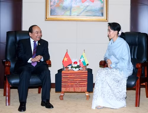 Le Premier ministre Nguyên Xuân Phuc rencontre la conseillère d’État du Myanmar ảnh 1