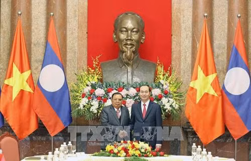 Le chef de l’Etat rencontre le dirigeant laotien Bounnhang Vorachith ảnh 1