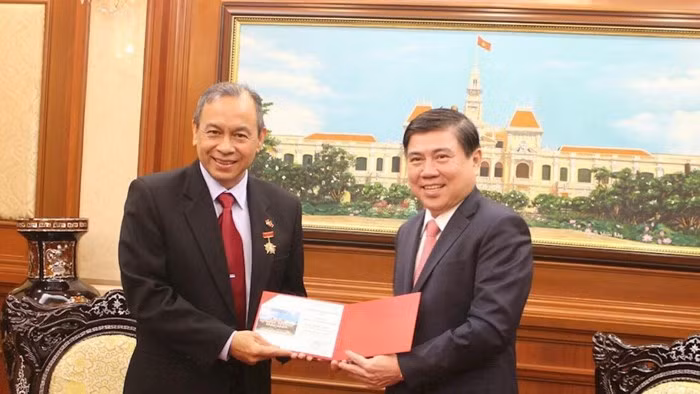 Le président du Comité populaire de Ho Chi Minh-Ville reçoit le consul général d'Indonésie ảnh 1