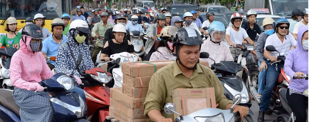 Le port du casque au Vietnam vu par les médias internationaux ảnh 1