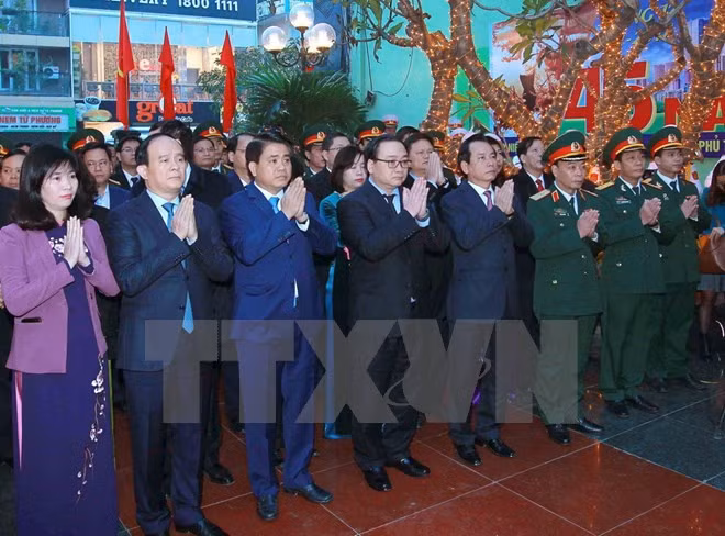 Rendre hommages aux morts lors de la bataille de Hanoi-Dien Bien Phu aérien ảnh 1