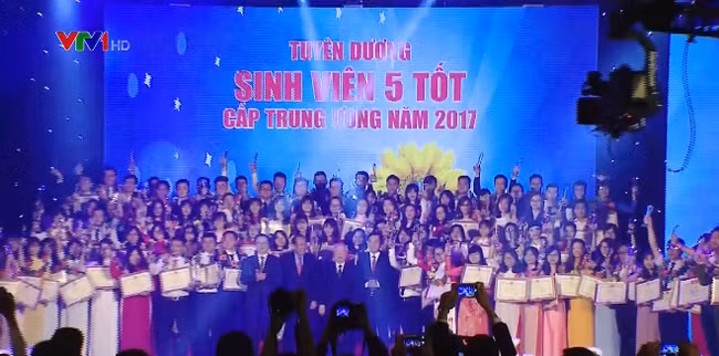 Remise du Prix «Etoile de janvier» aux meilleurs étudiants ảnh 1 Remise du Prix «Etoile de janvier» aux meilleurs étudiants ảnh 1