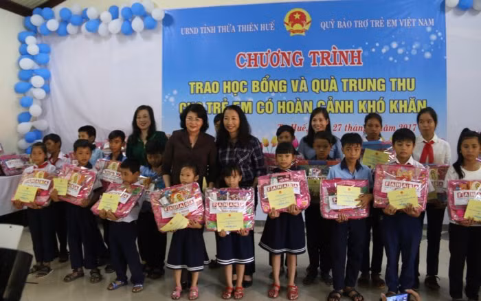 La vice-présidente Dang Thi Ngoc Thinh au 30ème anniversaire des villages SOS Vietnam ảnh 1