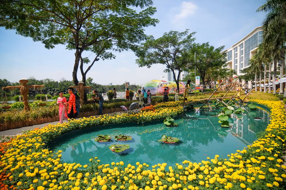Hô Chi Minh-Ville : des foires aux fleurs pour accueillir le Têt ảnh 1