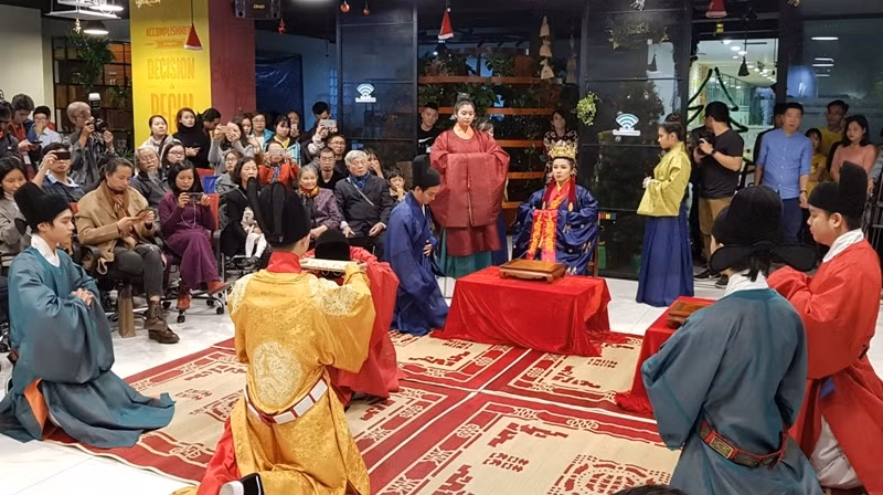 Un défilé de mode fait revivre des costumes royaux vietnamiens du 15ème siècle ảnh 1