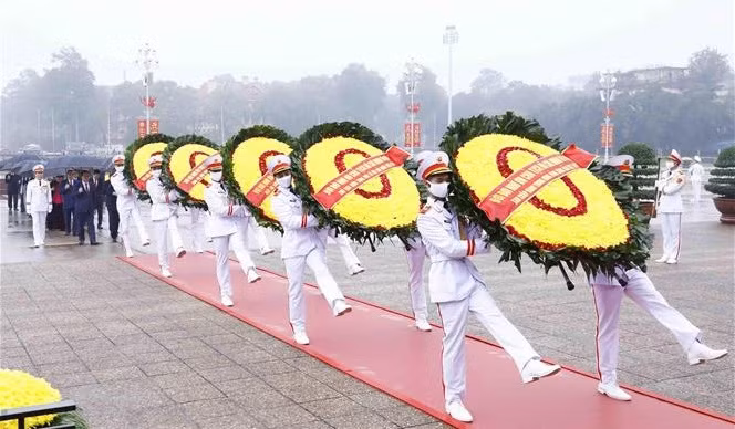 Les dirigeants rendent hommage au Président Hô Chi Minh à l’occasion du 93e anniversaire du PCV ảnh 1