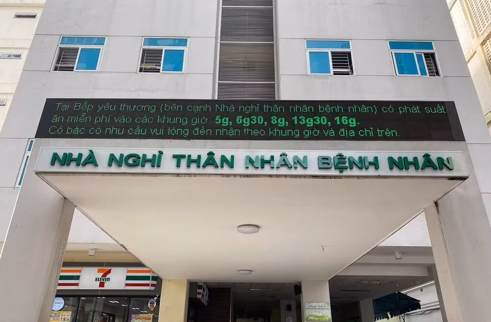 Motels bon marché et cuisines caritatives à l'hôpital Cho Rây ảnh 1