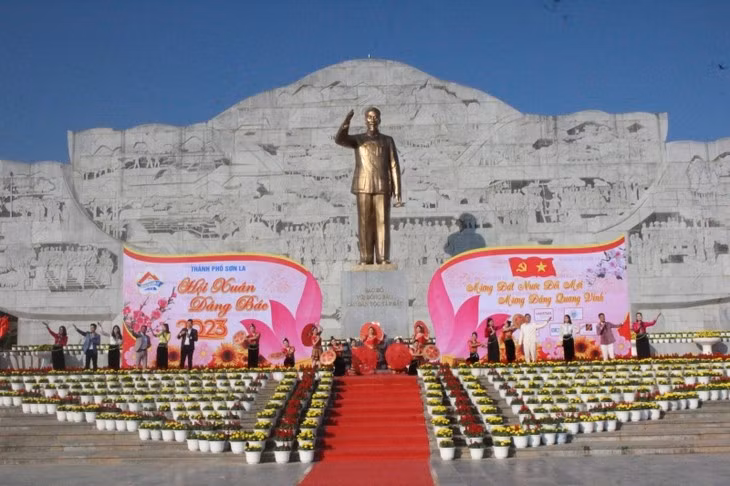 Son La: Des milliers de personnes à une fête en l’honneur du Président Hô Chi Minh ảnh 1