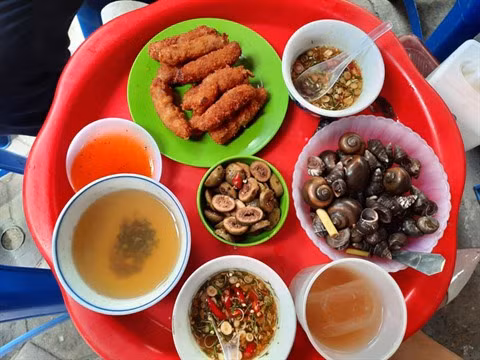 Une échoppe singulière dans la rue culinaire de Hanoï ảnh 2