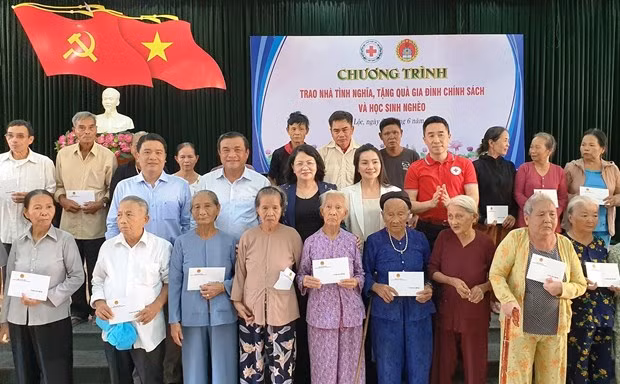 Dang Thi Ngoc Thinh offre des cadeaux à des enfants de Quang Nam ảnh 1