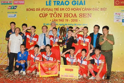 Hanoï champion du Tournoi de football des enfants en situation difficile ảnh 1