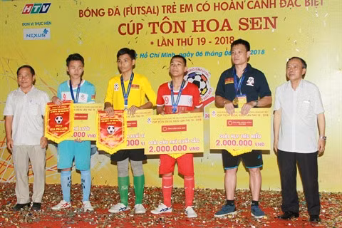 Hanoï champion du Tournoi de football des enfants en situation difficile ảnh 2