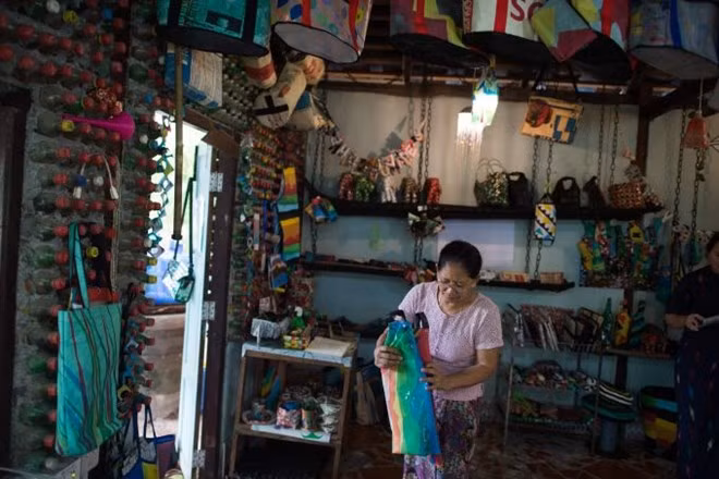 Les produits recyclés du Myanmar séduisent les touristes ảnh 1