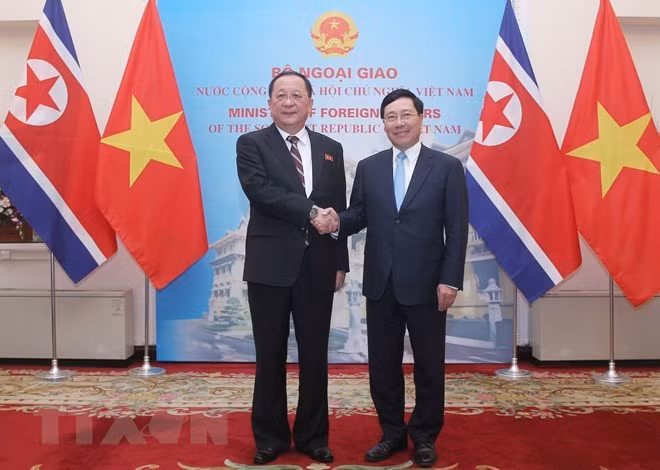 Le vice-PM et ministre des AE Pham Binh Minh s'entretient avec le ministre des AE de la RPDC ảnh 1