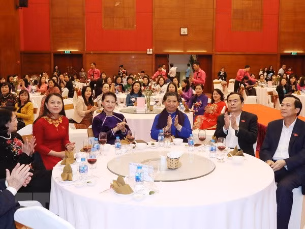 La présidente de l’AN Nguyên Thi Kim Ngân reçoit des députées ảnh 1