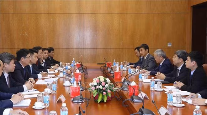 Renforcement de la coopération entre le PCV et le Conseil des Affaires d'Etat de Chine ảnh 1