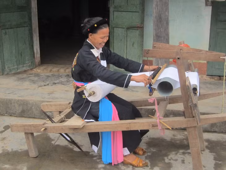 Chez les Cao Lan de Khe Nghè, le métier à tisser la tradition ảnh 1