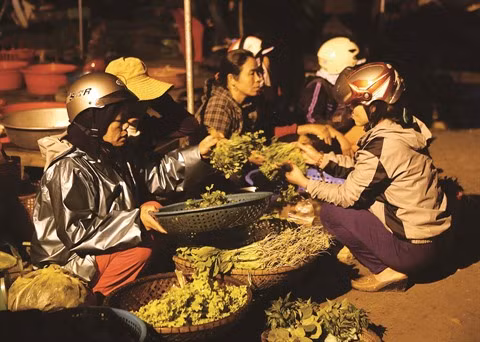À Cao Thuong, un marché nocturne aux frontières du réel ảnh 2
