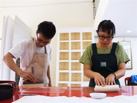 Un jeune couple restaure des livres anciens ảnh 1