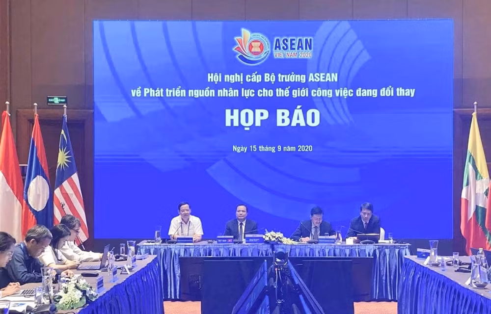 Promotion de la coopération de l'ASEAN dans le développement des ressources humaines ảnh 1