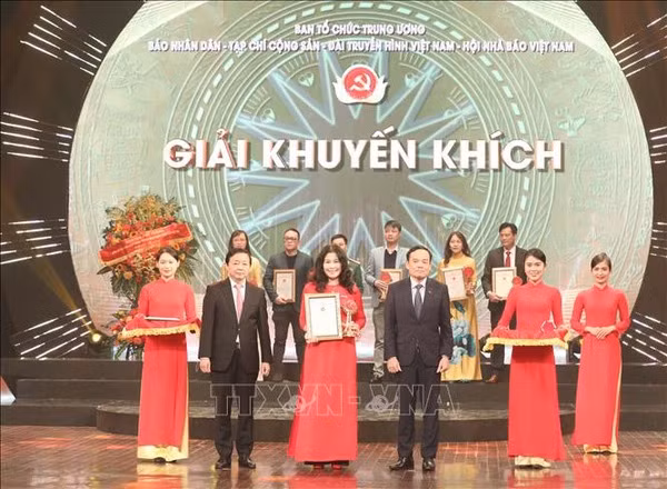 La cérémonie de remise des Prix nationaux de la presse sur l’édification du Parti ảnh 2