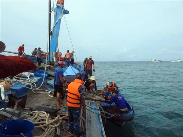 L’escadron 129 de la Marine sauve un bateau de pêche en détresse en mer ảnh 1