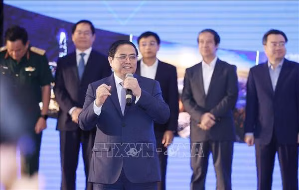 Le PM à la cérémonie d'inauguration du projet de composantes du Complexe pétrochimique du Sud ảnh 1