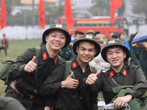 Des jeunes de Hanoi et d'autres localités heureux de faire leur service militaire ảnh 1