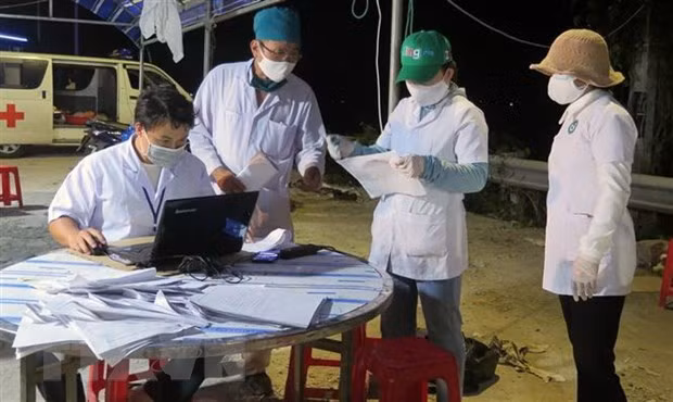 COVID-19: le rôle important des unités médicales de base pour la détection précoce des cas ảnh 1