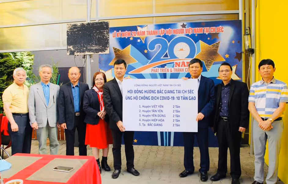 Les habitants de Bac Giang en R. tchèque soutiennent leurs compatriotes ảnh 1