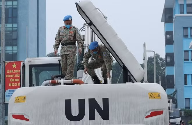 Près de 2.000 tonnes d'équipements chargées à Hai Phong pour la mission onusienne à Abyei ảnh 1