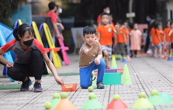 Le président se rend au Centre de soins aux enfants handicapés de Hanoï ảnh 1