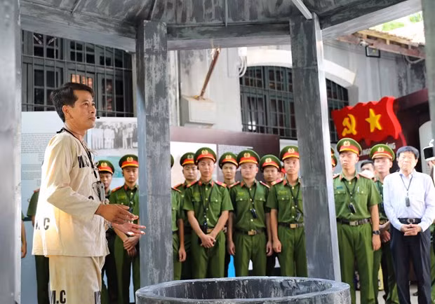 Une exposition rend hommage aux héros de guerre et aux martyrs de la prison de Hoa Lo ảnh 1