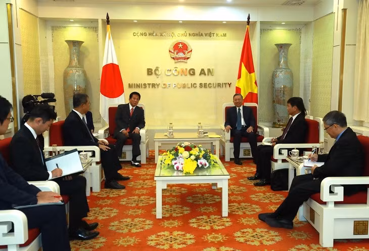 Le ministre de la Sécurité publique Tô Lâm reçoit l'ancien ambassadeur spécial Vietnam-Japon ảnh 1