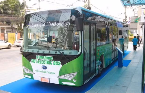 La Thaïlande prévoit d'utiliser des bus entièrement électriques à Bangkok dans trois ans ảnh 1