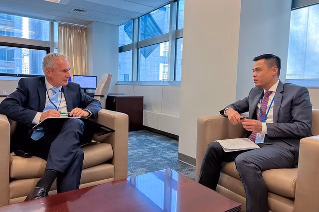 Le Vietnam discute des priorités avec le président de la 77e session de l’AGNU ảnh 1