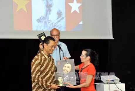 La Réunification nationale célébrée à Cuba et en Malaisie ảnh 1