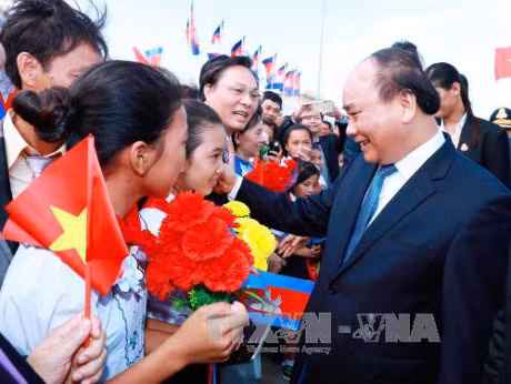 Le PM Nguyen Xuan Phuc commence sa visite officielle au Laos ảnh 1
